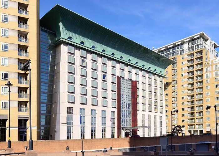 Canary Riverside Plaza Hotel